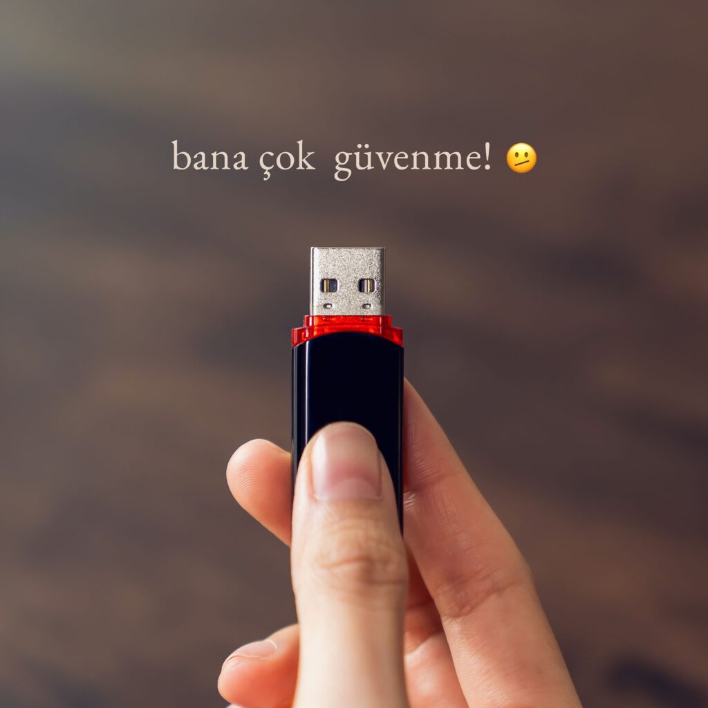 elde tutulmuş siyah kırmızı usb bellek
